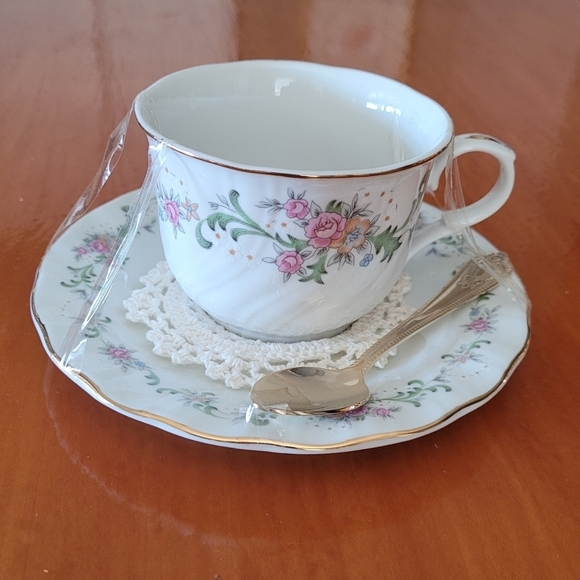 Truly Tastful Bone China Tea Cup Set‎ - Picture 1 of 5